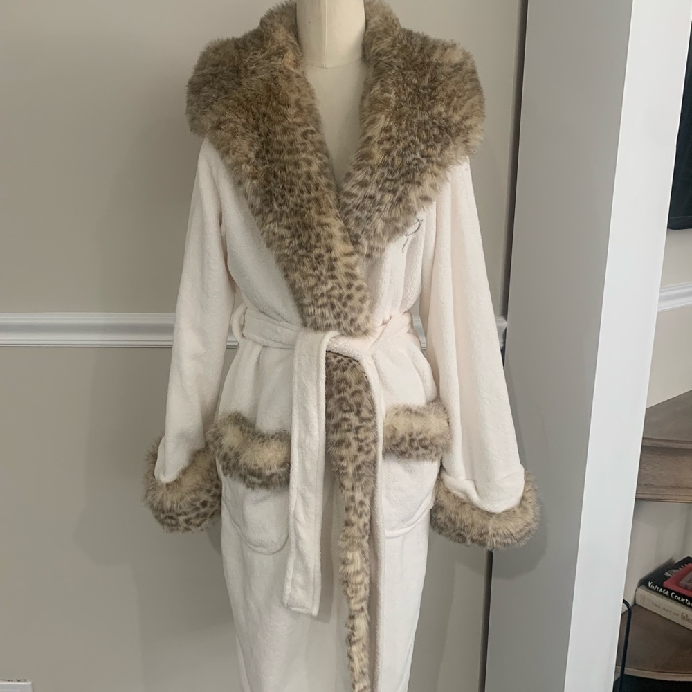 NWOT Pottery Barn Sherpa Trim Robe